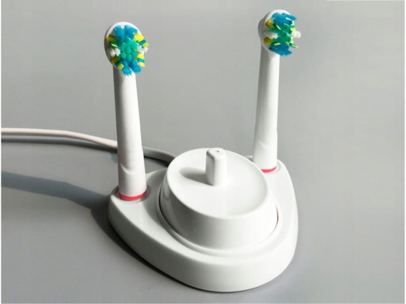 podstawka-na-2-koncowki-do-szczoteczek-elektrycznych-oral-b-z-miejscem-na-ladowarke-4.jpg